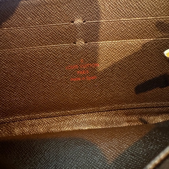 Louis Vuitton
Damier Pattern Zippy Wallet - Picture 13 of 17